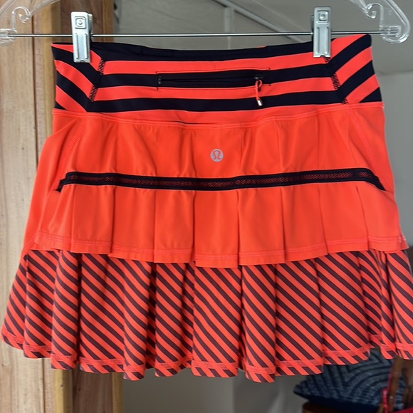 Lululemon Pace Setter Skirt. Bright orange and inkwell sea stripe. Size 2 - Picture 4 of 10